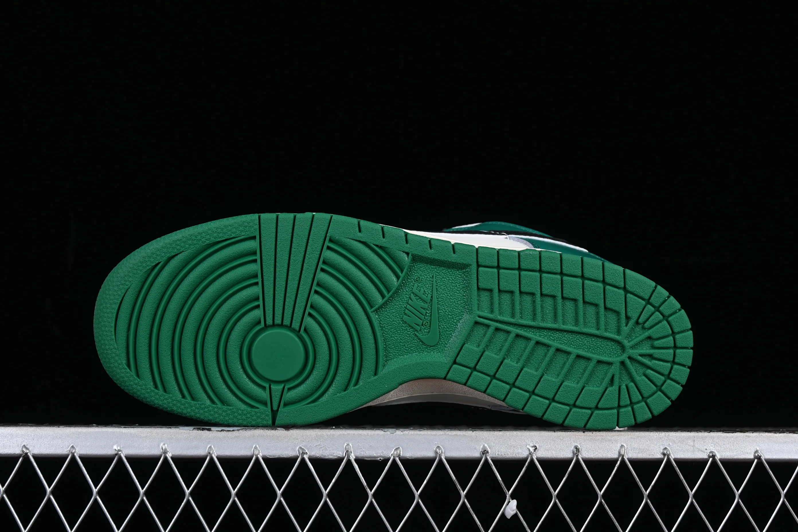 All Categories Nk SB Dunk Series Nk SB Dunk Low Low-top Sneakers Nk SB Dunk Low "Lottery" Heineken Color SB Smashed Backboard Fashion Casual Sneakers DR9654-100